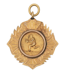 Award fob in gold (15ct, 6g) engraved verso "PRESENTED TO G. DARLEY BY MALANDA P.F.C. IN APPRECIATION 3/4 LINE; circa 1920s.