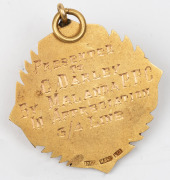 Award fob in gold (15ct, 6g) engraved verso "PRESENTED TO G. DARLEY BY MALANDA P.F.C. IN APPRECIATION 3/4 LINE; circa 1920s. - 2
