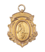CASTLEMAINE FOUNDRY FOOTBALL CLUB award fob in gold (9ct, 5g) engraved verso "Foundry Football Club PRESENTED TO F. HENDRA. PREMIERS. 1924". "Foundry" played in the Castlemaine District Football Association competition winning their last premiership in