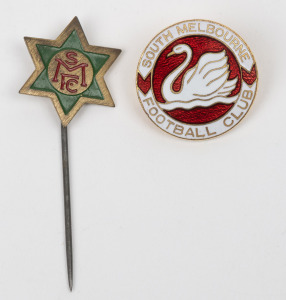 SOUTH MELBOURNE - SWANS: 1934-35 Star Newspaper team pin for South Melbourne, together with a membership badge made by Stokes circa 1950s. (2 items).