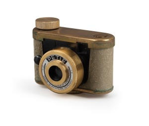 KUNIK WALTER: Petie Gold subminiature camera, c. 1956, with maker's leather case marked 'Peti-Tux'.
