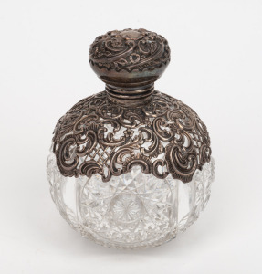 A fine quality antique English sterling silver and cut crystal scent bottle with original stopper, made in Birmingham, late 19th century, 14.5cm high.