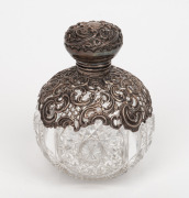 A fine quality antique English sterling silver and cut crystal scent bottle with original stopper, made in Birmingham, late 19th century, ​​​​​​​14.5cm high.
