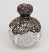 A fine quality antique English sterling silver and cut crystal scent bottle with original stopper, made in Birmingham, late 19th century, ​​​​​​​14.5cm high. - 2