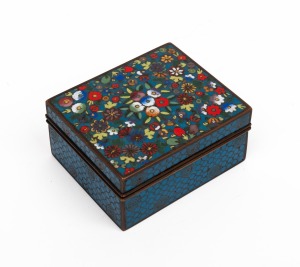 An antique Chinese cloisonne box with floral decoration, 19th/20th century, 4.5cm high, 9cm wide, 8cm deep.