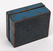 An antique Chinese cloisonne box with floral decoration, 19th/20th century, 4.5cm high, 9cm wide, 8cm deep. - 4