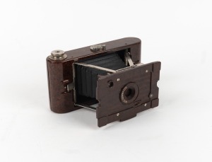 KODAK: No. 2 Hawkette strut-folding 120 film camera, brown marbled Bakelite, c. 1930.