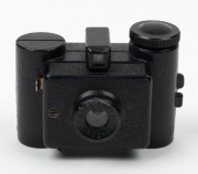SIDA: Sida Standard cast-metal subminiature camera, c. 1938, with Sida-Optik 35mm f8 lens and matching leather case. - 2