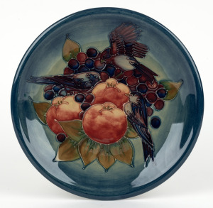 MOORCROFT "Finches" English pottery plate on blue ground, factory mark to base, with original box of issue, ​​​​​​​26cm diameter.