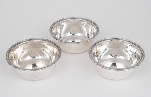 Group of three Continental silver finger bowls, 20th century, stamped "Fezler Meister, 800", 5cm high, 14cm diameter, 444 grams total