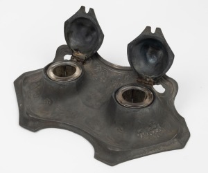 A German Art Nouveau pewter inkwell set, 19th/20th century, 22cm wide