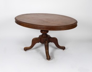 An antique mahogany tilt-top oval supper table, 19th century, 72cm high, 135cm wide, 101cm deep
