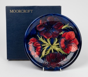 MOORCROFT "Anemone" English pottery plate on blue ground, factory mark to base, with original box of issue, ​​​​​​​26cm diameter.