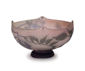 GALL&Eacute; "Wisteria" French Art Nouveau cameo glass bowl in mauve, green and pink, signed "Gall&eacute;", ​​​​​​​11cm high, 19cm diameter.