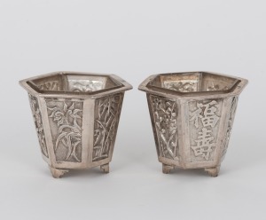 A pair of Chinese export silver hexagonal form salt cellars with original glass liners, early 20th century, maker's mark to base, 4cm high, 50 grams (excluding liners).