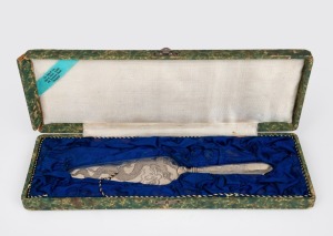ZEE SUNG of Shanghai Chinese export silver cake slice with dragon decoration, housed in original fitted box, early 20th century, worksmith's mark for "BAO", 23.5cm long.