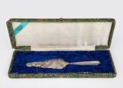 ZEE SUNG of Shanghai Chinese export silver cake slice with dragon decoration, housed in original fitted box, early 20th century, worksmith's mark for "BAO", 23.5cm long.