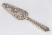 ZEE SUNG of Shanghai Chinese export silver cake slice with dragon decoration, housed in original fitted box, early 20th century, worksmith's mark for "BAO", 23.5cm long. - 2