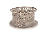 An antique Irish silver potato ring with pierced and engraved decoration, made in Dublin, 20th century, 10cm high, 21cm diameter, 418 grams.