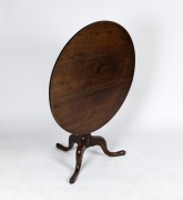 An antique English oak tilt-top circular Georgian breakfast table, late 18th century, 70cm high, 91cm diameter - 2