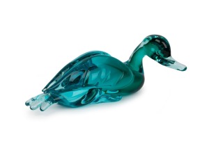 ARCHIMEDE SEGUSO green Murano glass duck statue, bearing original red and silver circular foil label "Made in Murano, Italy", 13cm high, 26cm long.