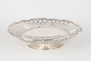 A vintage English sterling silver pierced comport, made in Sheffield, early 20th century, 5.5cm high, 23cm wide, 425 grams.
