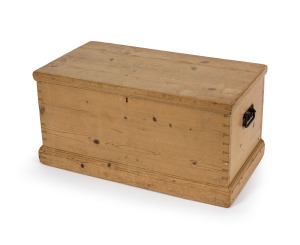 An antique English pine lift-top blanket box, 19th century, 42cm high, 83cm wide, 44cm deep.