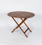 An antique mahogany butler's table with folding base, lift top and folding sides, 19th century, 72cm high, 80cm wide, 53cm deep with sides up. - 2