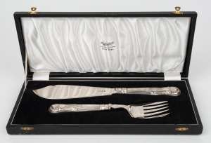 Vintage English King's pattern sterling silver fish server with sterling silver blades and cast handles, housed in original case, 20th century, 37cm wide, 350 grams.