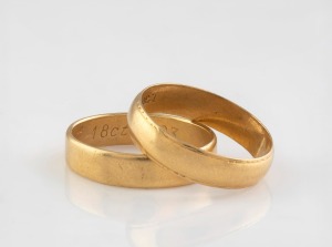 Two 18ct yellow gold wedding bands, 20th century, 8.5 grams total.