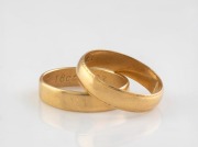 Two 18ct yellow gold wedding bands, 20th century, ​​​​​​​8.5 grams total.