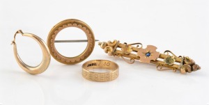 An antique Australian 9ct gold bar brooch, together with an antique 9ct gold circular brooch by WILLIS & SONS of Melbourne, a 9ct gold ring and a single 9ct earring, 19th/20th century, (4 items), the largest 6cm wide, 7.7 grams total.