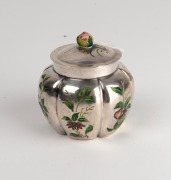 HENG LI of Tientsin (Tianjin), antique Chinese export silver lidded jar with floral enamel decoration and peach finial, 19th/20th century, seal mark to base, 7cm high, 90 grams. - 4