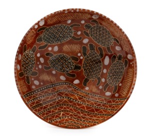 CARL COOPER pottery bowl with incised and hand-painted turtle decoration, signed "Carl Cooper", 5cm high, 16cm diameter