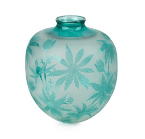 AMANDA LOUDEN Australian green cameo glass flannel flower vase, engraved "Amanda Louden, 2006", 14cm high