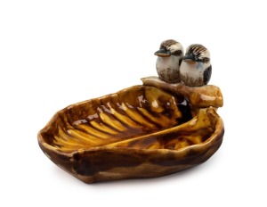 GRACE SECCOMBE pottery leaf dish adorned with two kookaburras, incised "G. S. Aus.", ​​​​​​​7.5cm high, 15cm wide