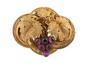 An antique Colonial Australian 15ct gold brooch with leaf decoration and amethyst bunch of grapes, circa 1860, 4cm wide, 7.4 grams