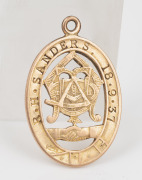 United Commercial Travellers Association of Australia membership fob in 9ct gold, engraved "R.H. SANDERS. 18.9.37", ​​​​​​​5 grams. - 2