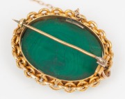 WENDT antique Colonial malachite brooch mounted in 18ct yellow gold, South Australian origin, 19th century, stamped "J.M.W. 18", ​​​​​​​4.5cm wide, 24.6 grams total. - 2