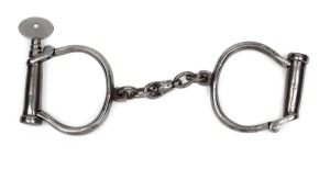 103 · HIATT BEST "Superintendent" lighter weight handcuffs with key, ​​​​​​​24cm wide.