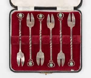 A boxed set of six Australian silver cake forks, 20th century, stamped "SILVER", ​​​​​​​10.5cm long, 63 grams total.