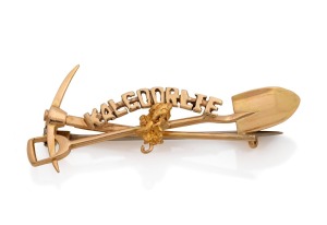 LARARD BROS. of Melbourne "KALGOORLIE" gold miner's brooch with crossed pick and shovel and gold nugget specimen, 19th century, full makers stamp to reverse, 4.5cm wide, 3.5 grams.