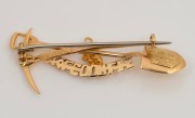 LARARD BROS. of Melbourne "KALGOORLIE" gold miner's brooch with crossed pick and shovel and gold nugget specimen, 19th century, full makers stamp to reverse, 4.5cm wide, 3.5 grams. - 2