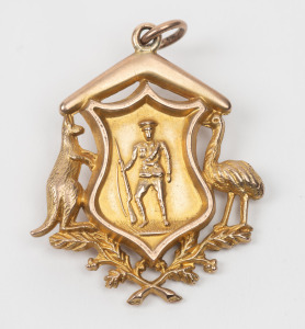 A 9ct gold patriotic fob depicting a uniformed soldier with his rifle, an emu and a kangaroo to the sides and a boomerang above, circa 1915, 4 grams.