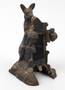 An antique cast iron kangaroo doorstop, 19th century, 19cm high. - 2