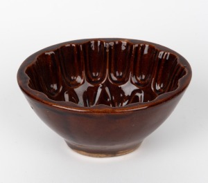 LITHGOW antique Australian pottery jelly mould, impressed mark &ldquo;LITHGOW&rdquo;, ​​​​​​​8cm high, 17cm wide.1871