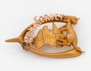 WILLIS & SONS of Melbourne antique 9ct gold "DINNA FORGET" patriotic brooch with kangaroo, map of Australia and wishbone, 19th/20th century, stamped "9.W." with unicorn mark, 3.7cm wide, 2.1 grams.