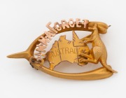 WILLIS & SONS of Melbourne antique 9ct gold "DINNA FORGET" patriotic brooch with kangaroo, map of Australia and wishbone, 19th/20th century, stamped "9.W." with unicorn mark, 3.7cm wide, 2.1 grams.
