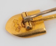 A 15ct gold miner's brooch, set with a diamond, 19th/20th century, ​​​​​​​5cm wide, 2.9 grams. - 2