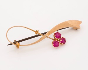 WILLIS & SONS of Melbourne 15ct gold and pink stone brooch, early 20th century, 4.5cm wide, 2.5 grams.